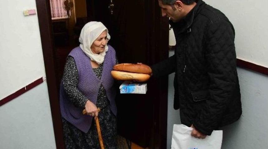 Evinden &Ccedil;ıkamayan Engelli Ve Yaşlılara Ekmek Ve S&uuml;t Yardımı