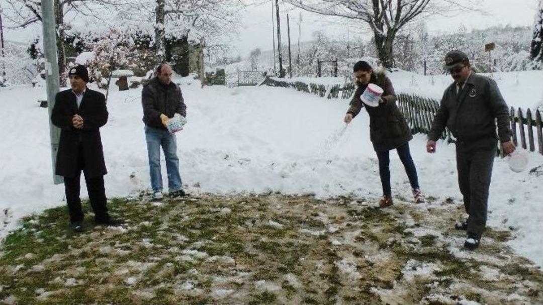 Hayvanlar A&ccedil; Kalmasın Diye Doğaya Yem Bıraktılar