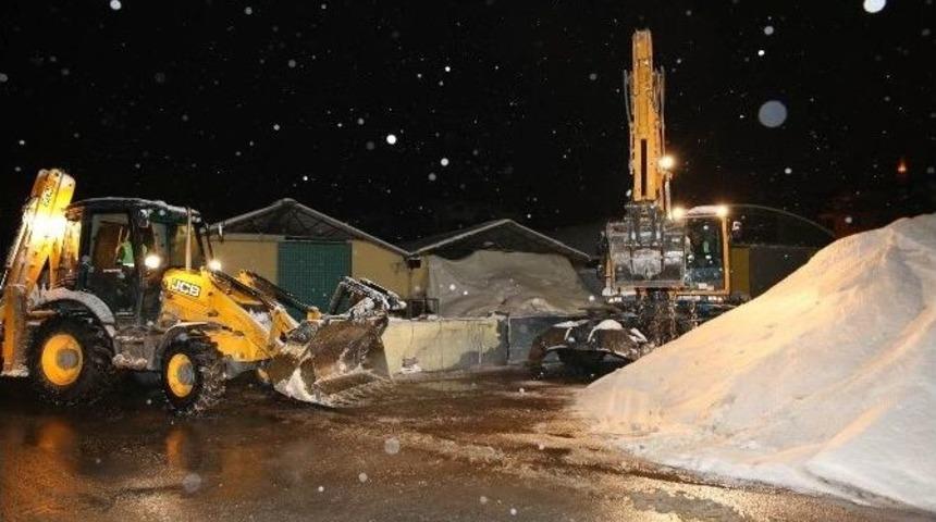 Darıca&rsquo;da Kar Yağışına Y&ouml;nelik &Ccedil;alışmalar Devam Ediyor