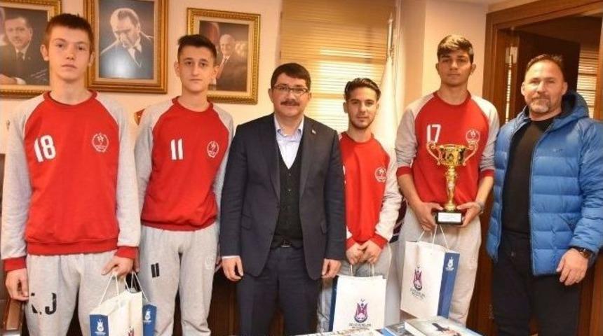 Şampiyon Tenis&ccedil;ilerden Başkan &Ccedil;elik&rsquo;e Teşekk&uuml;r