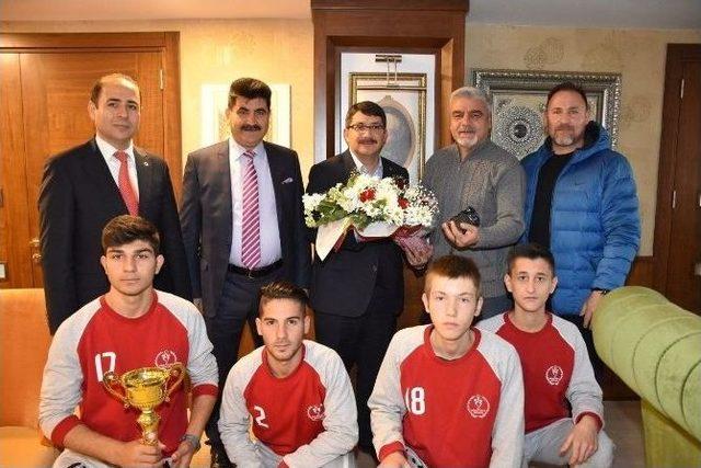 Şampiyon Tenis&ccedil;ilerden Başkan &Ccedil;elik&rsquo;e Teşekk&uuml;r 1