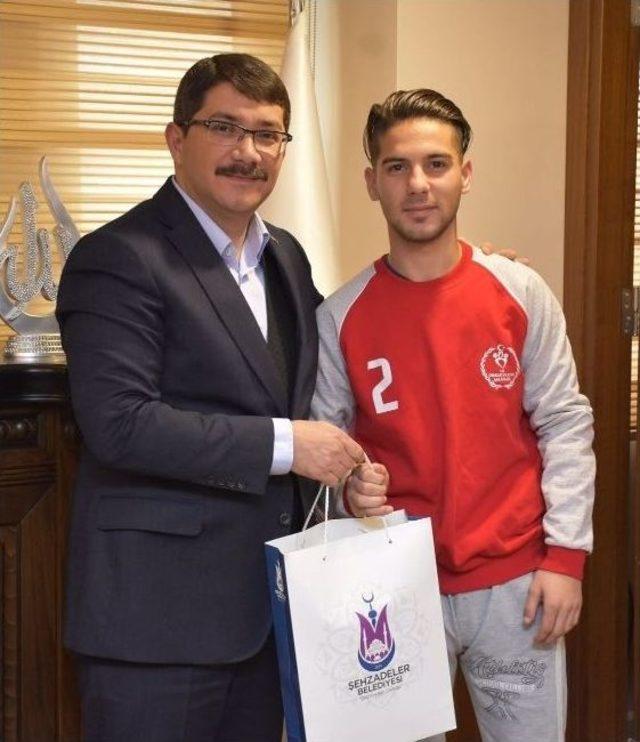 Şampiyon Tenis&ccedil;ilerden Başkan &Ccedil;elik&rsquo;e Teşekk&uuml;r 2