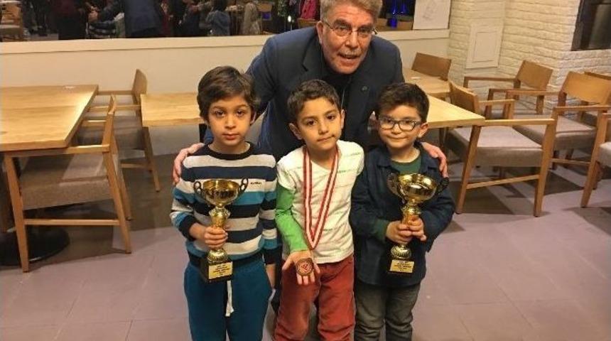 Gkv&rsquo;li Minik Satran&ccedil;&ccedil;ılar &Ouml;d&uuml;lle D&ouml;nd&uuml;