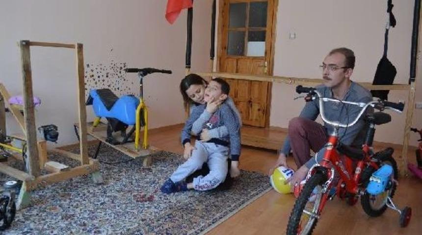 Tahtadan Yaptığı Fizik Tedavi Aletleri Ile &Ccedil;ocuğunu Y&uuml;r&uuml;tmeye &Ccedil;alışıyor