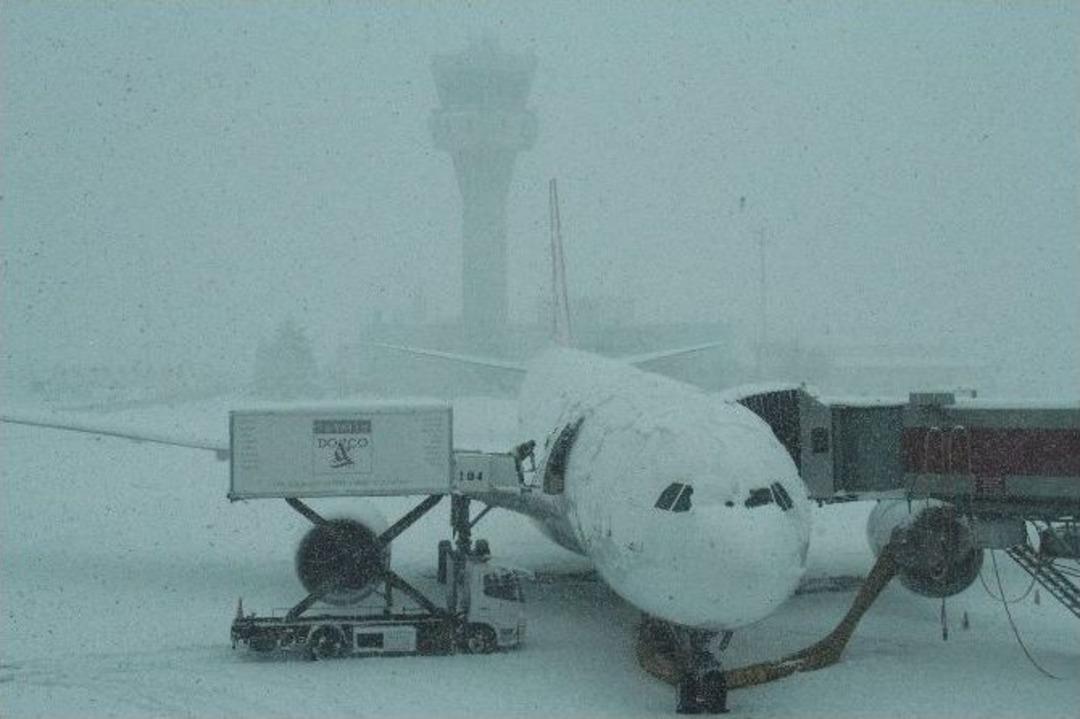 U&ccedil;uşlar İptal Oldu, Hostesler Kartopu Oynadı