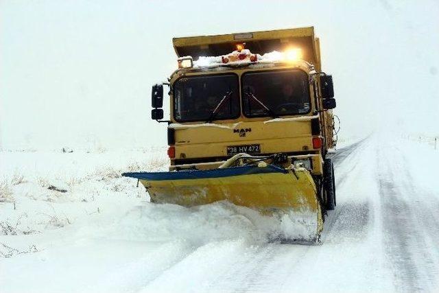Kırsal Mahallelerde Karla M&uuml;cadele Ekiplerinden Yoğun Mesai 1