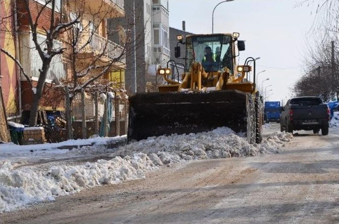 İl&ccedil;e Halk Pazarı Kardan Temizlenerek Hazır Hale Getirildi