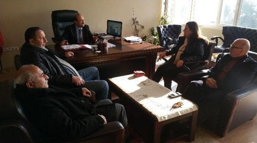 Chp&rsquo;li Milletvekilinin Peşine D&uuml;şt&uuml;ğ&uuml; Afişi Asanlar Yakalandı