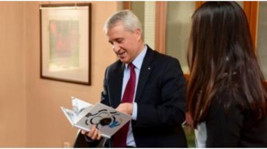 Engelliler Entegre Y&uuml;ksekokulu &Ouml;ğrencilerinden Rekt&ouml;r G&uuml;ndoğan&rsquo;a Ve Rekt&ouml;r Yardımcılarına Hediye