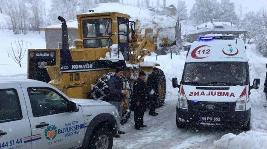 Ambulans Yolda Kalınca Devreye Belediye Ekipleri Girdi