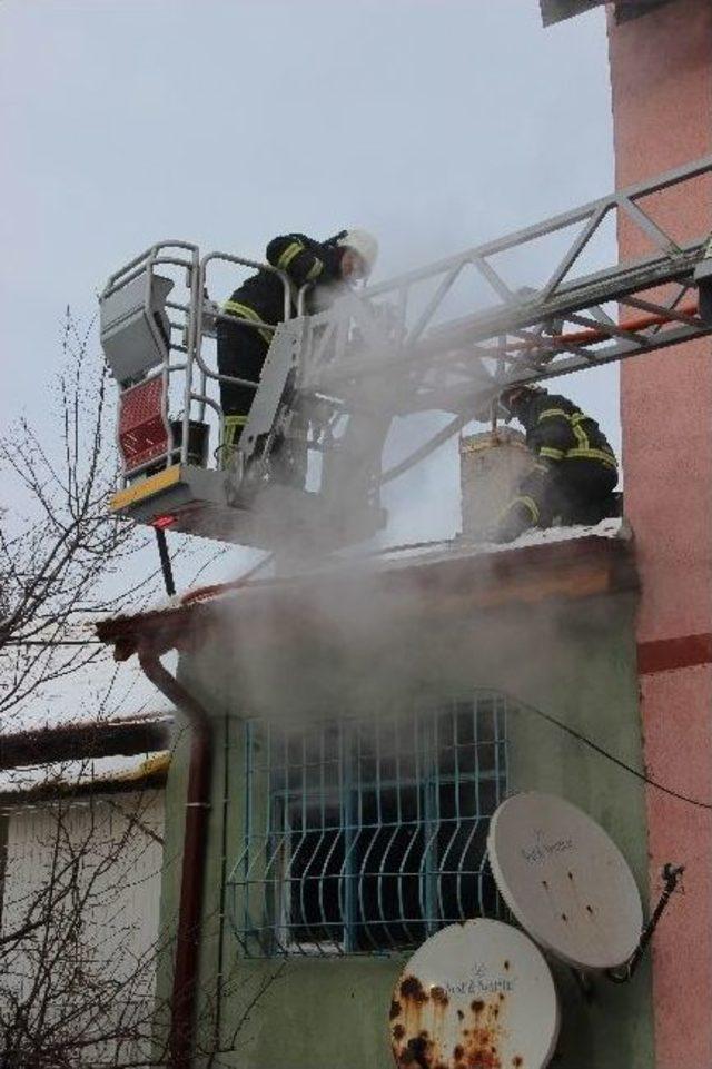 Kütahya’daki Ev Yangını Büyümeden Söndürüldü