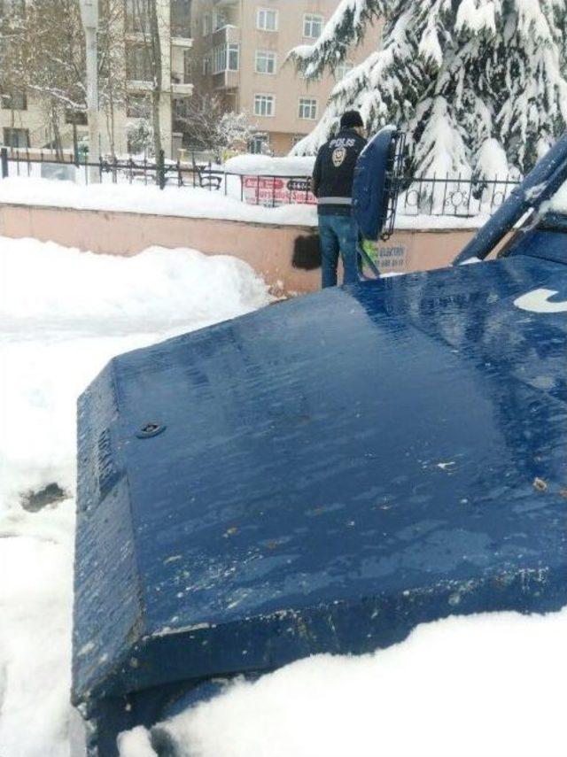 Zırhlı Ara&ccedil;larla Devriye Atan Polis Sokak Hayvanlarını Unutmadı 2