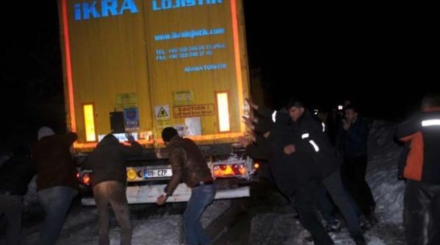 D-100 Karayolu Ulaşıma Kapandı, Ara&ccedil;lar Mahsur Kaldı (2)