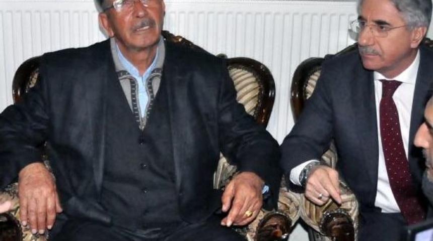 Şehit &Ouml;mer Halisdemir'in Babası, Şehit Fethi Sekin'in Ailesine Taziyede Bulundu