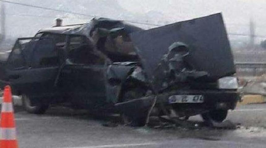 Otomobil Kamyona &Ccedil;arptı: 1 &Ouml;l&uuml;, 2 Yaralı