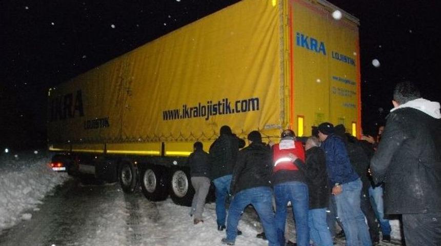 Kayan Tırı Vatandaşlar İterek Yolu A&ccedil;tı