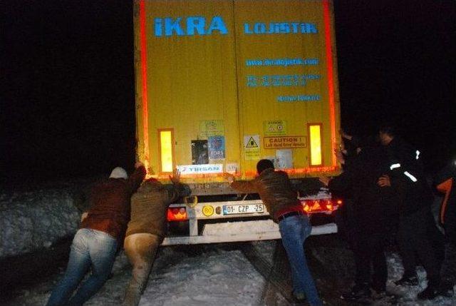 Kayan Tırı Vatandaşlar İterek Yolu A&ccedil;tı 2