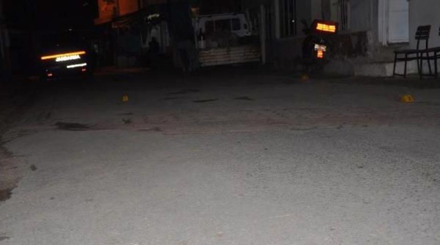 Evinin &Ouml;n&uuml;nde Silahlı Saldırıya Uğradı