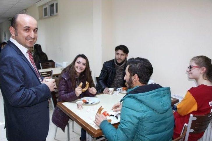 Rektörden Öğrencilere Çay-simit G1