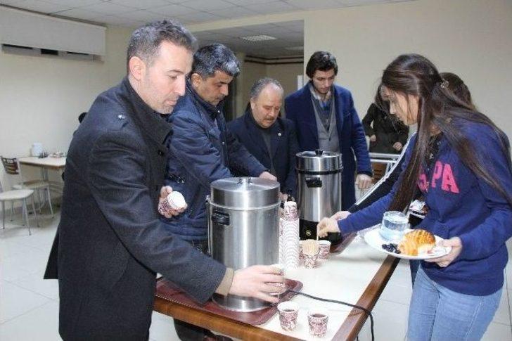 Rektörden Öğrencilere Çay-simit G4