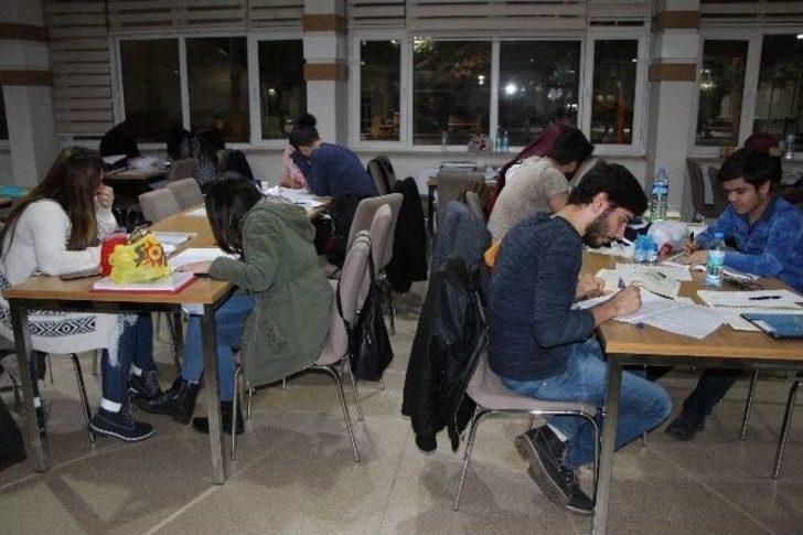 Rektörden Öğrencilere Çay-simit G5