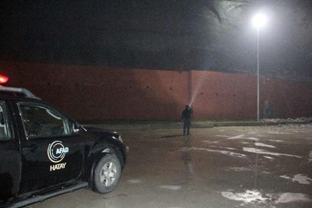 Aşırı Yağmurdan Okul Bah&ccedil;e Duvarında Kayma Meydana Geldi