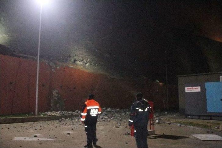 Aşırı Yağmurdan Okul Bahçe Duvarında Kayma Meydana Geldi G3