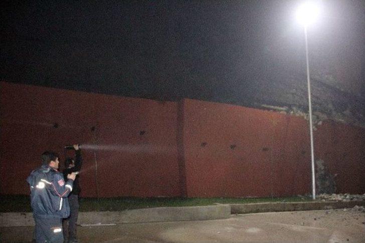 Aşırı Yağmurdan Okul Bahçe Duvarında Kayma Meydana Geldi G4