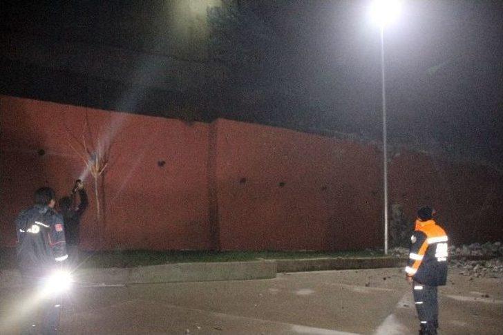 Aşırı Yağmurdan Okul Bahçe Duvarında Kayma Meydana Geldi G5