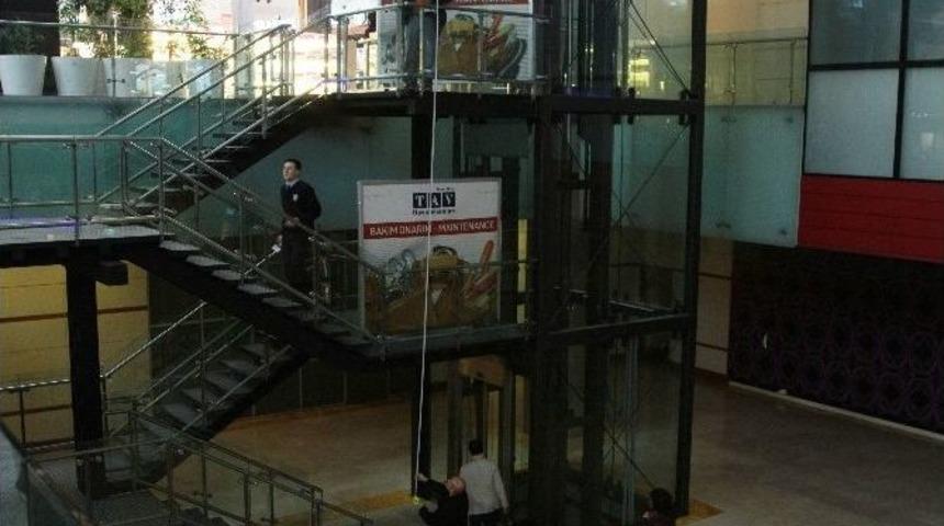 Atatürk Havalimanı’nda Merdiven Boşluğuna Düşen Yolcu Ağır Yaralandı