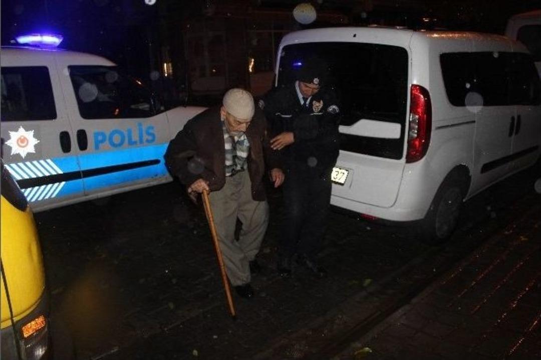 Polis Bu Defa Karakola Değil, Camiye G&ouml;t&uuml;rd&uuml;
