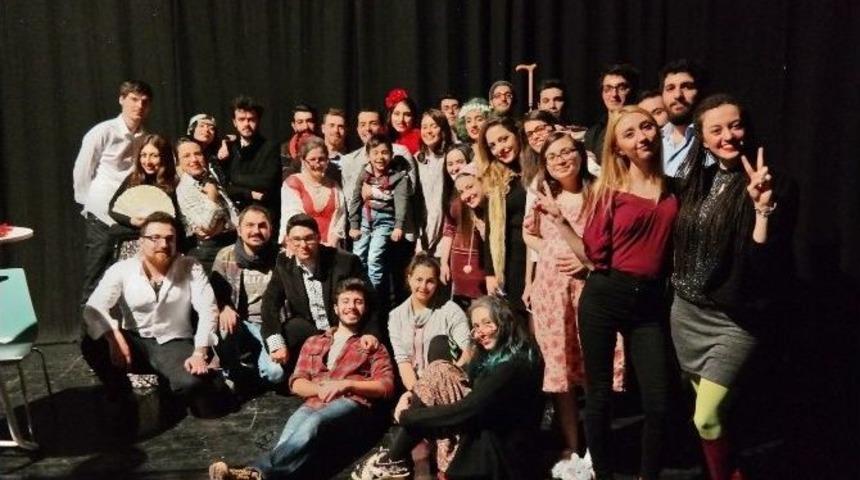 Altın G&uuml;n&uuml;nde Kitap Topladılar