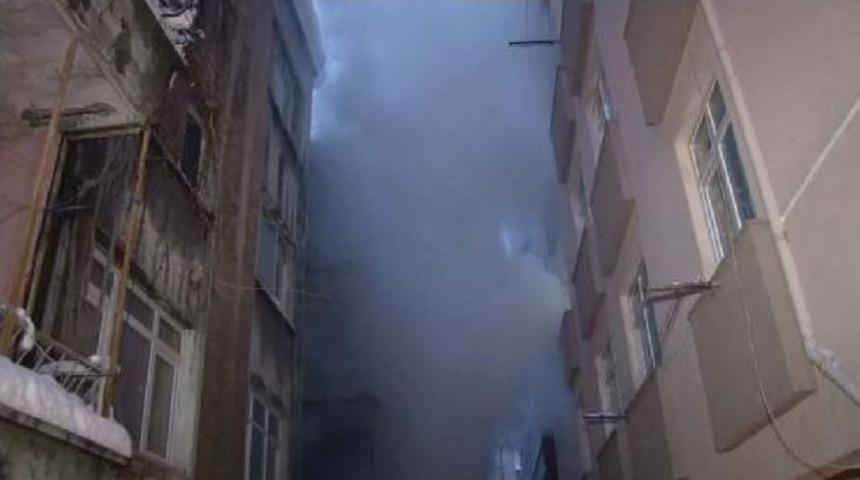 Bah&ccedil;elievler'de Yangın: 2 &Ouml;l&uuml; (1)