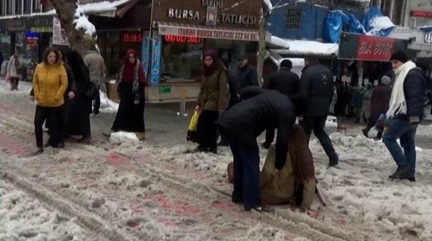 Buz Pistine Dönen Kaldırımlarda Bursalılar Zor Anlar Yaşadı...(özel Haber)