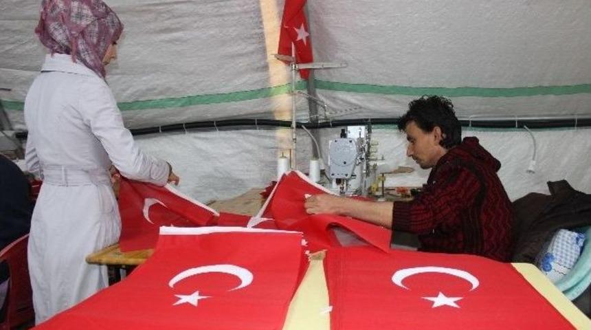 Suriyeliler 50 Bin Adet T&uuml;rk Bayrağı Dikiyor