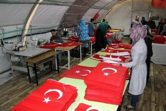 Suriyeliler 50 Bin Adet Türk Bayrağı Dikiyor