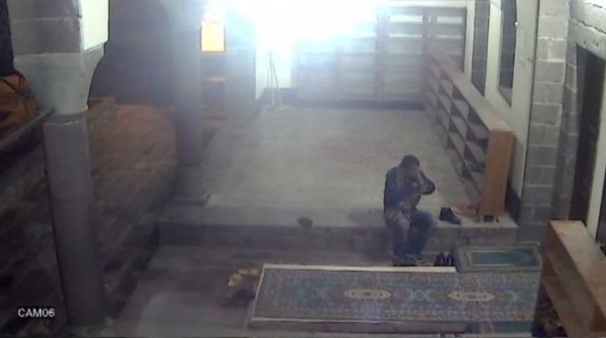 Ayakkabı Hırsızı Caminin Kamerasına Yakalandı