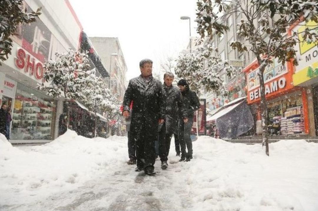 K&uuml;&ccedil;&uuml;k&ccedil;ekmece&rsquo;de Karla M&uuml;cadele Aralıksız Devam Ediyor