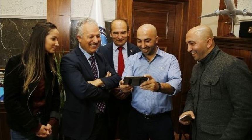 D&ouml;şemealtı Kadın Futbol Takımı Y&ouml;neticileri Rekt&ouml;r Y&uuml;ksek&rsquo;i Ziyaret Etti