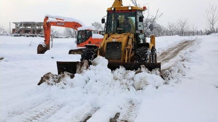 Başiskele&rsquo;de Buzlanan Yollar Temizleniyor