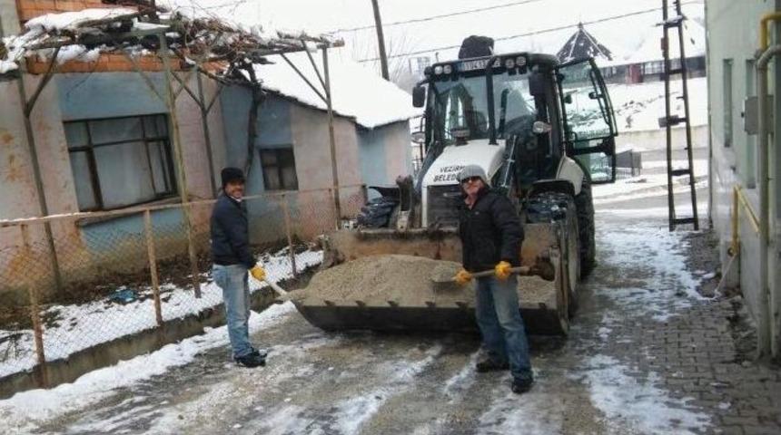 Vezirhan Beldesi&rsquo;nde Karla M&uuml;cadele &Ccedil;alışmaları