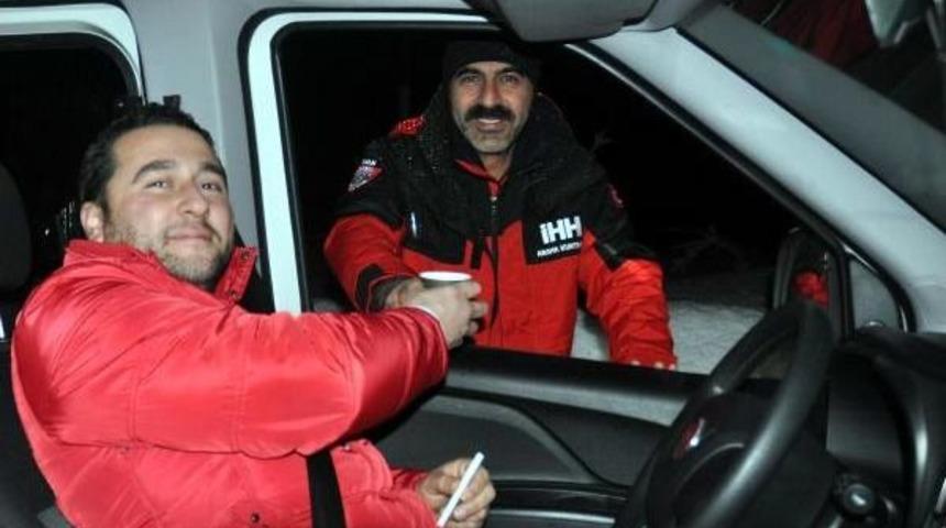 Karda Mahsur Kalanlara Sıcak &Ccedil;orba Ikramı