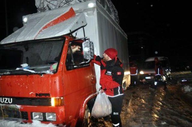 Karda Mahsur Kalanlara Sıcak Çorba Ikramı