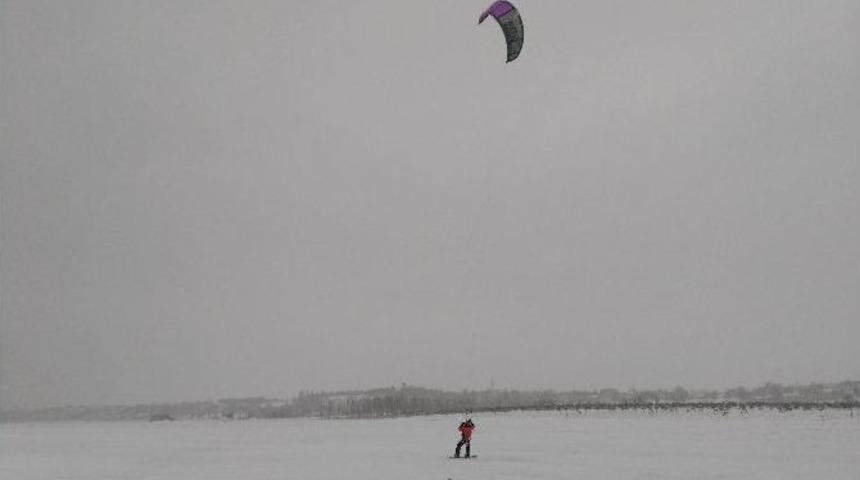 (&ouml;zel Haber) Donan B&uuml;y&uuml;k&ccedil;ekmece G&ouml;l&uuml;&rsquo;nde Snowkite Yaptı