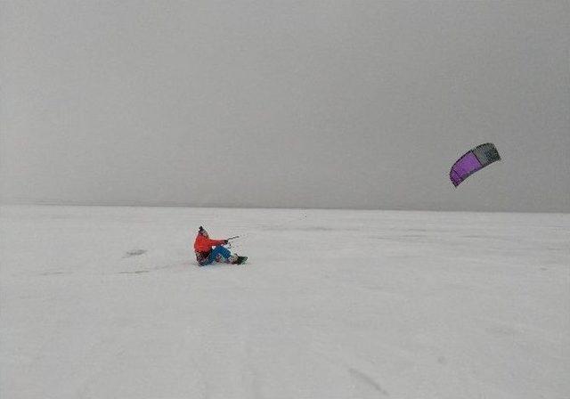 (özel Haber) Donan Büyükçekmece Gölü’nde Snowkite Yaptı