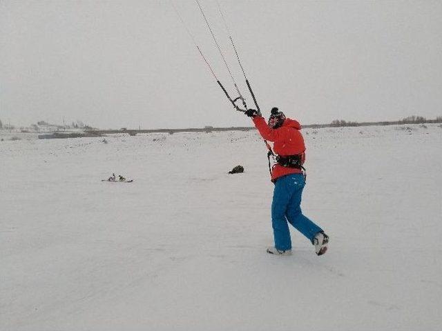 (özel Haber) Donan Büyükçekmece Gölü’nde Snowkite Yaptı