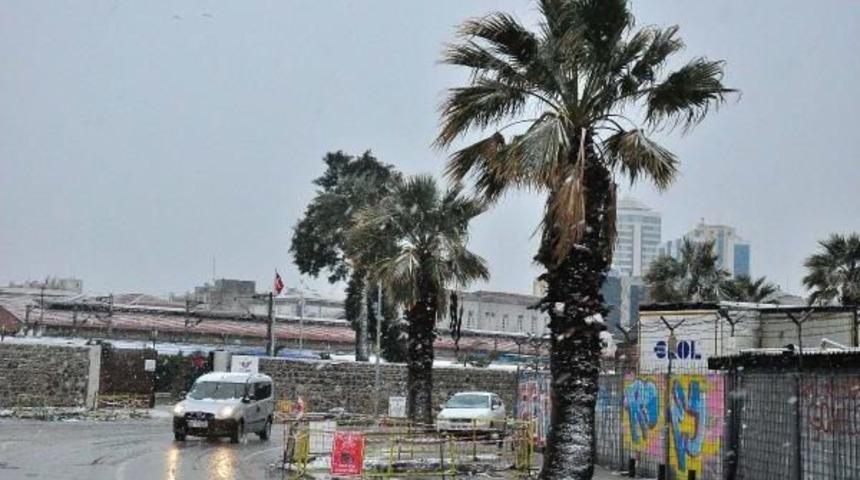 İzmir'de Kar Etkili Oldu