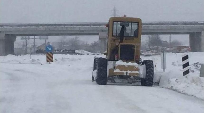 Belediye İş Makineleriyle Ekmek Ulaştırdı