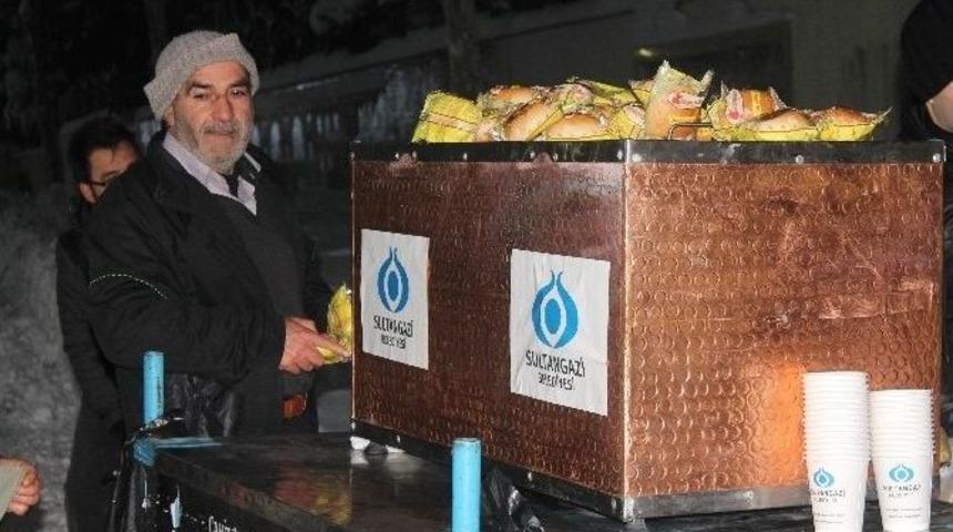 Soğuk Havada Sultangazililer İ&ccedil;ini Sıcak &Ccedil;orba İle Isıttı