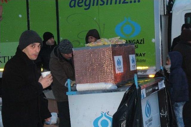 Soğuk Havada Sultangazililer İ&ccedil;ini Sıcak &Ccedil;orba İle Isıttı 1